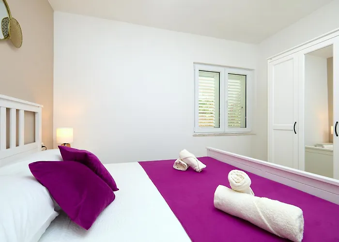 Golden Rose - Walking Distance 1 Km From Old Town Apartment *