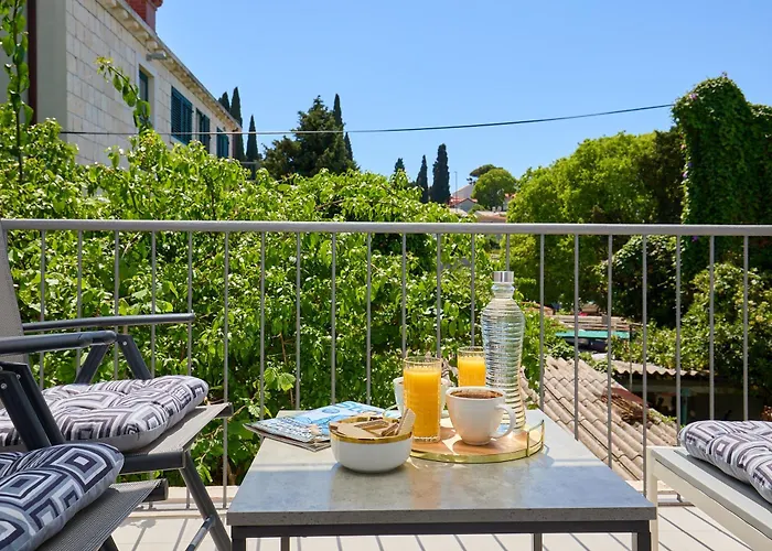 Golden Rose - Walking Distance 1 Km From Old Town Apartment *